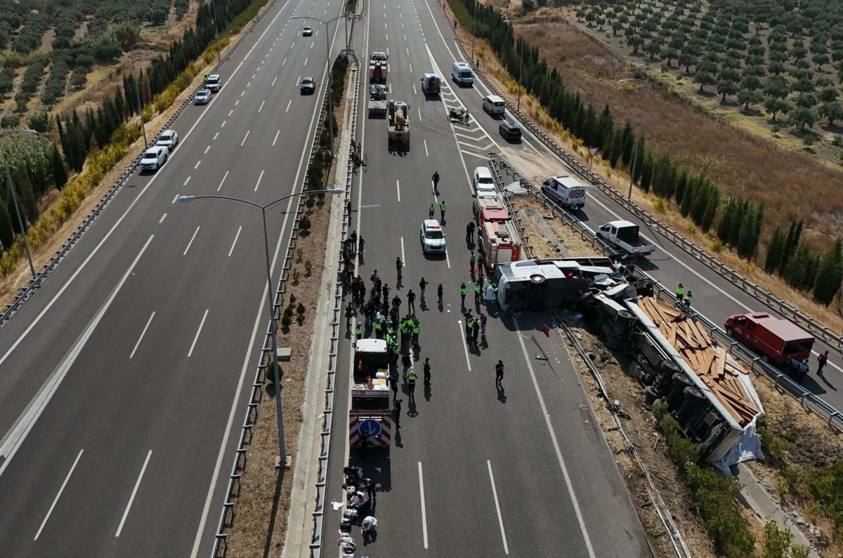 Akhisar’da devrilen otobüs ve kereste yüklü TIR’ın havadan görünümü