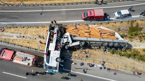 Akhisar’daki kazada tur otobüsü ile çekicinin otoyolda çarpışmasının havadan görünümü