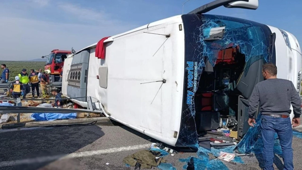 Akhisar’daki kazada yan yatmış tur otobüsü ve olay yeri