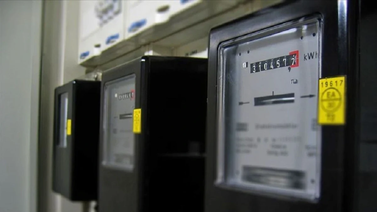 Elektrik dağıtım panosunda yan yana yer alan elektrik sayaçları