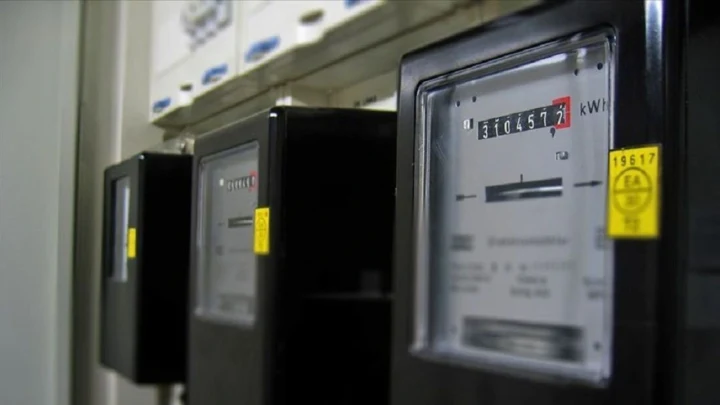Elektrik dağıtım panosunda yan yana yer alan elektrik sayaçları