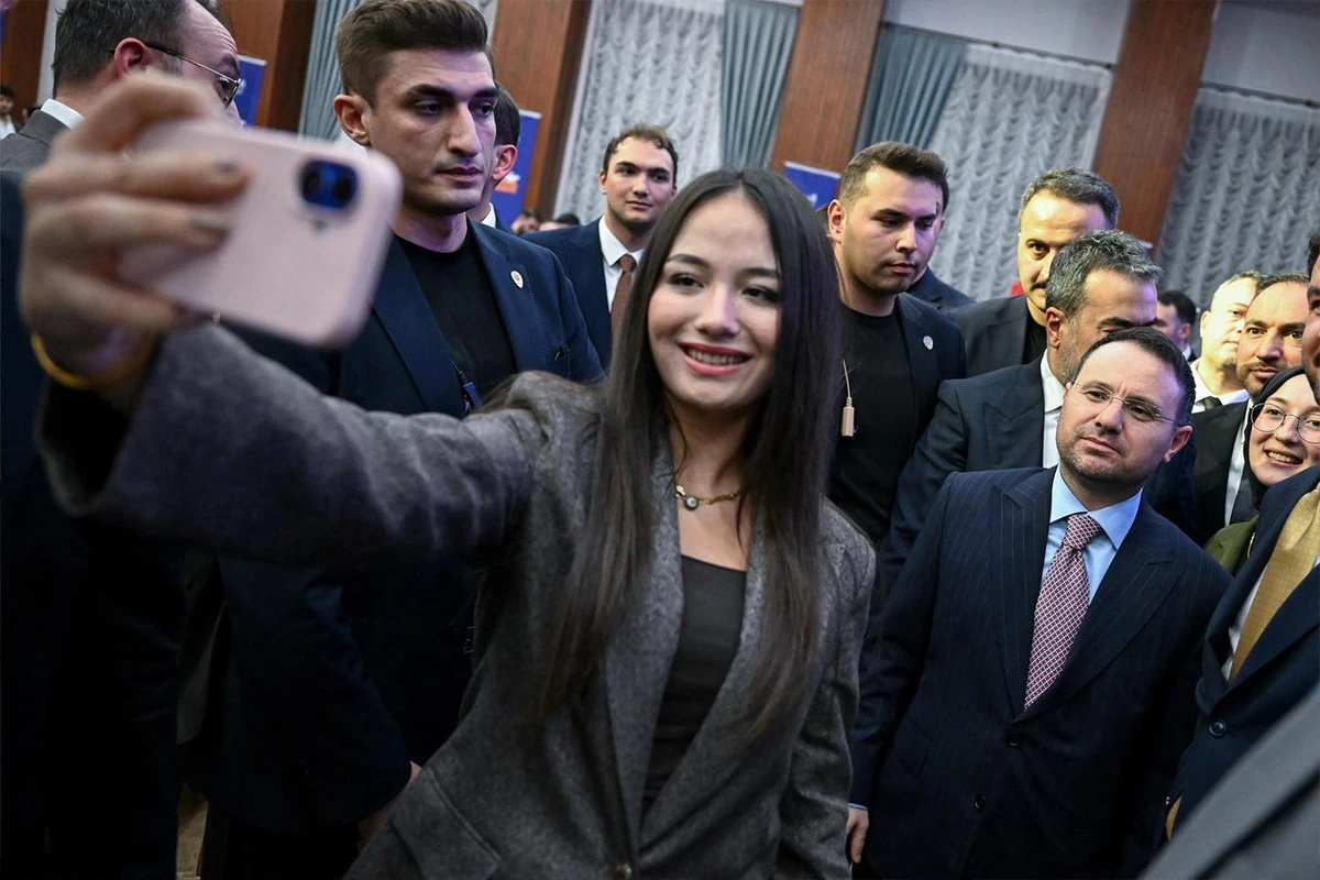 AK Parti Ankara Gençlik Kolları İl Danışma Meclisi Toplantısı’nda bir genç, çevresindekilerle birlikte selfie çekiyor.
