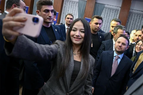 Gürlek’ten Ankara’da gençlere: Çetelerin eline bırakılmayacak kadar değerlisiniz