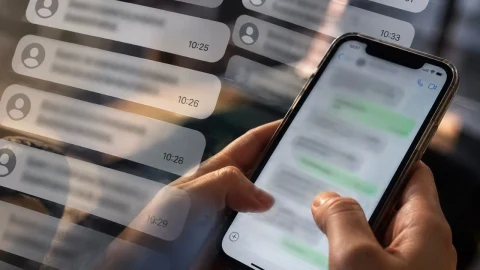 Akıllı telefondaki mesajlaşma ekranını kullanan eller