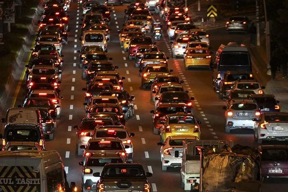 Akşam saatlerinde yoğun araç kuyruğu