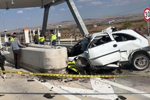 Ortaköy gişelerinde beton bariyere çarpan hasarlı beyaz otomobil