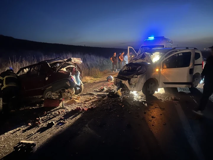 Alaca’da kaza yapan otomobil ve hafif ticari araç, olay yerinde sağlık ve ekip araçlarının yanında görülüyor