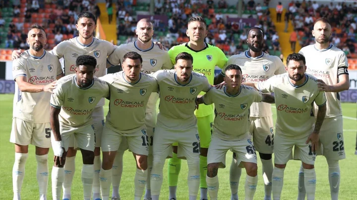 Corendon Alanyaspor futbolcuları maç öncesi takım fotoğrafı için poz veriyor
