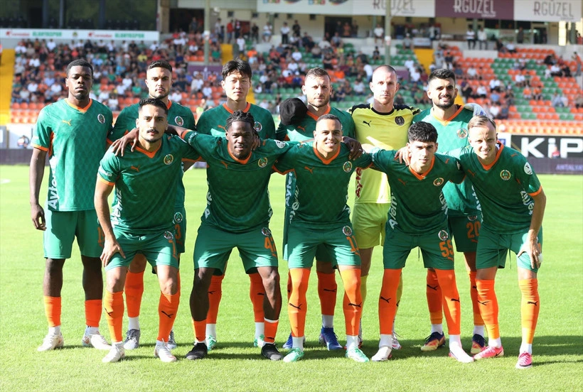 Corendon Alanyaspor futbolcuları karşılaşma öncesi takım fotoğrafı için poz veriyor