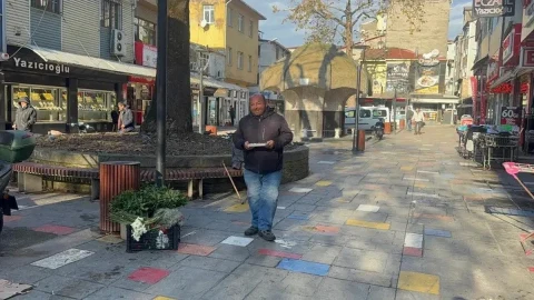 Alaplı’da ayakkabı boyacılığı yapan Hüseyin Öztürk, bir kent meydanında yürürken