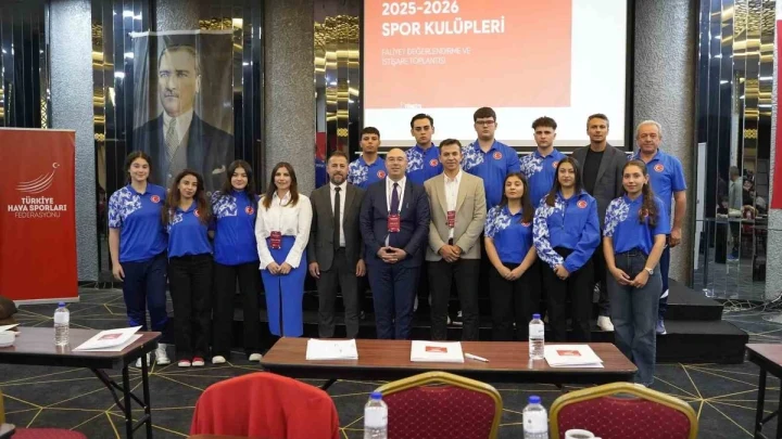 Alaşehirli sporcular ve katılımcılar tören alanında toplu fotoğraf çektiriyor