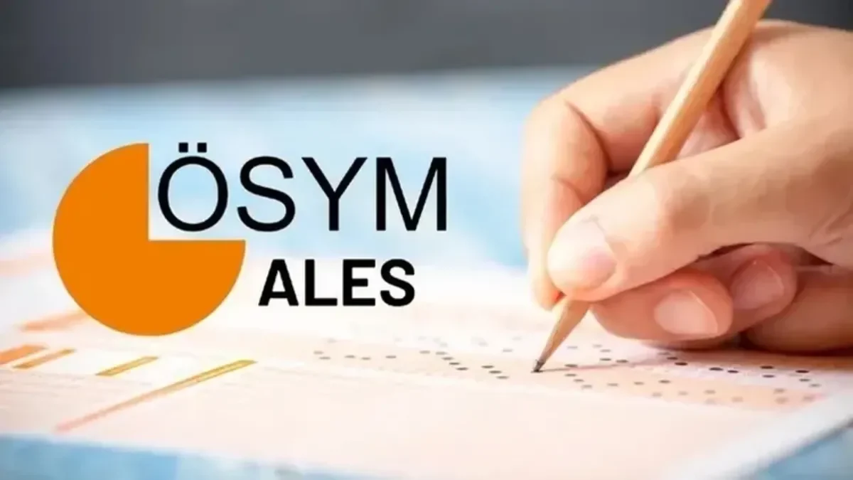 ÖSYM ALES yazısı yanında optik formu kurşun kalemle işaretleyen el
