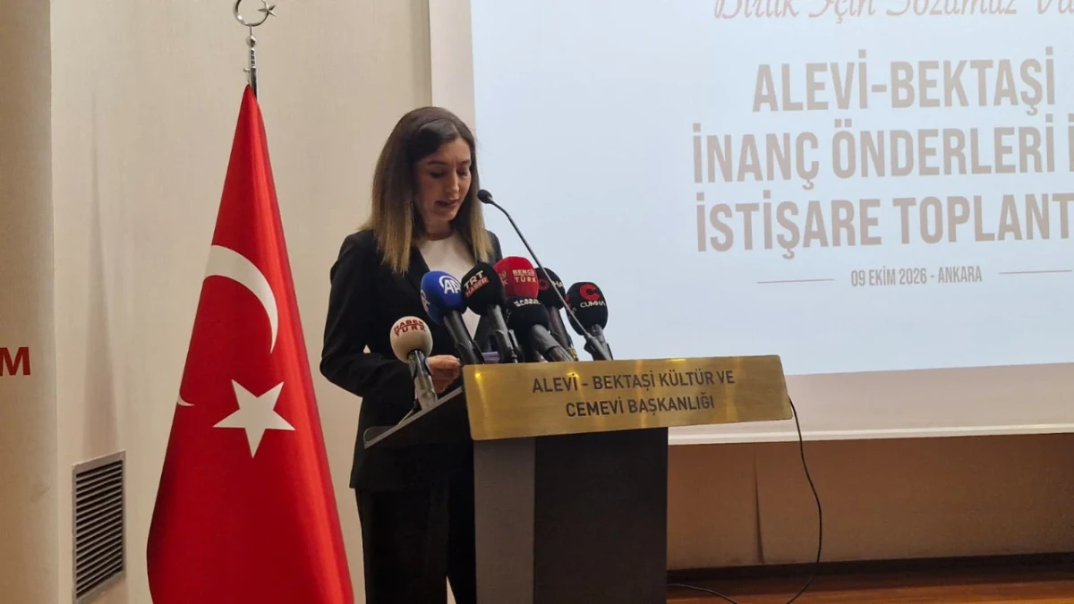 Esma Ersin, Alevi inanç önderleri istişare toplantısında kürsüde konuşma yapıyor