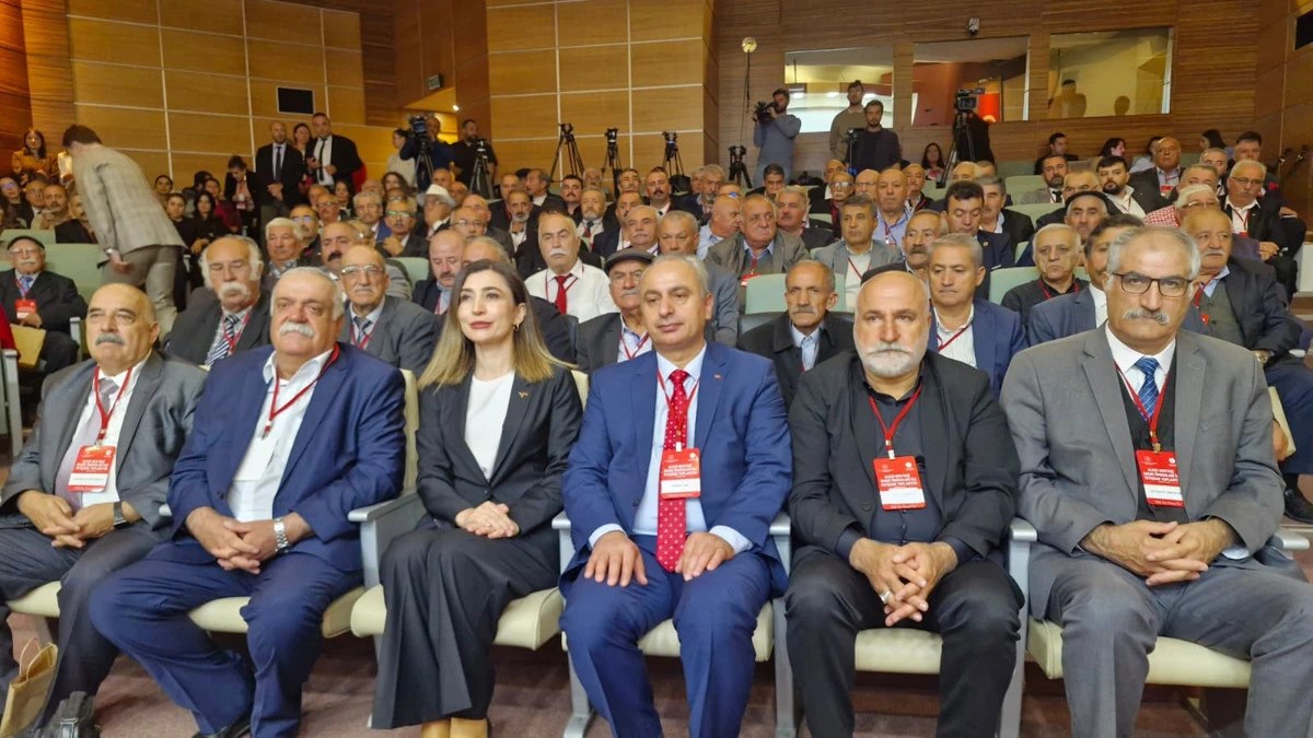 Alevi inanç önderleri ve cemevi başkanları istişare toplantısında salonda oturuyor