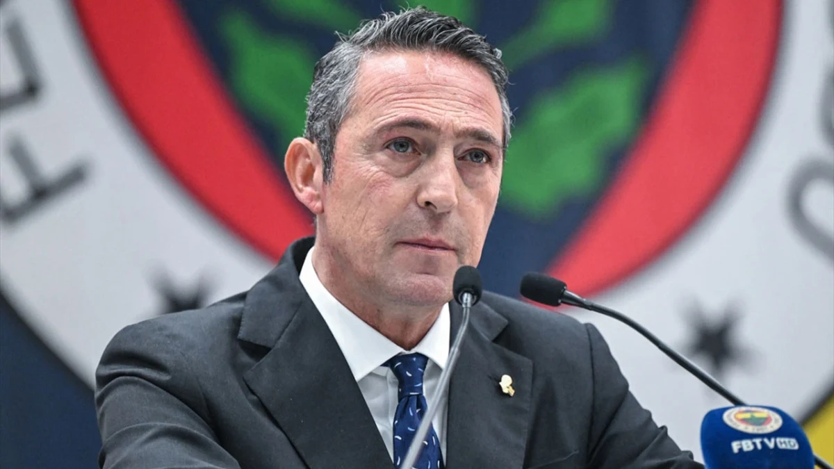 Ali Koç, mikrofonların bulunduğu bir kürsüde konuşurken