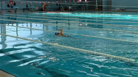 Ali Nihat Erol yüzme havuzunda antrenman yapıyor