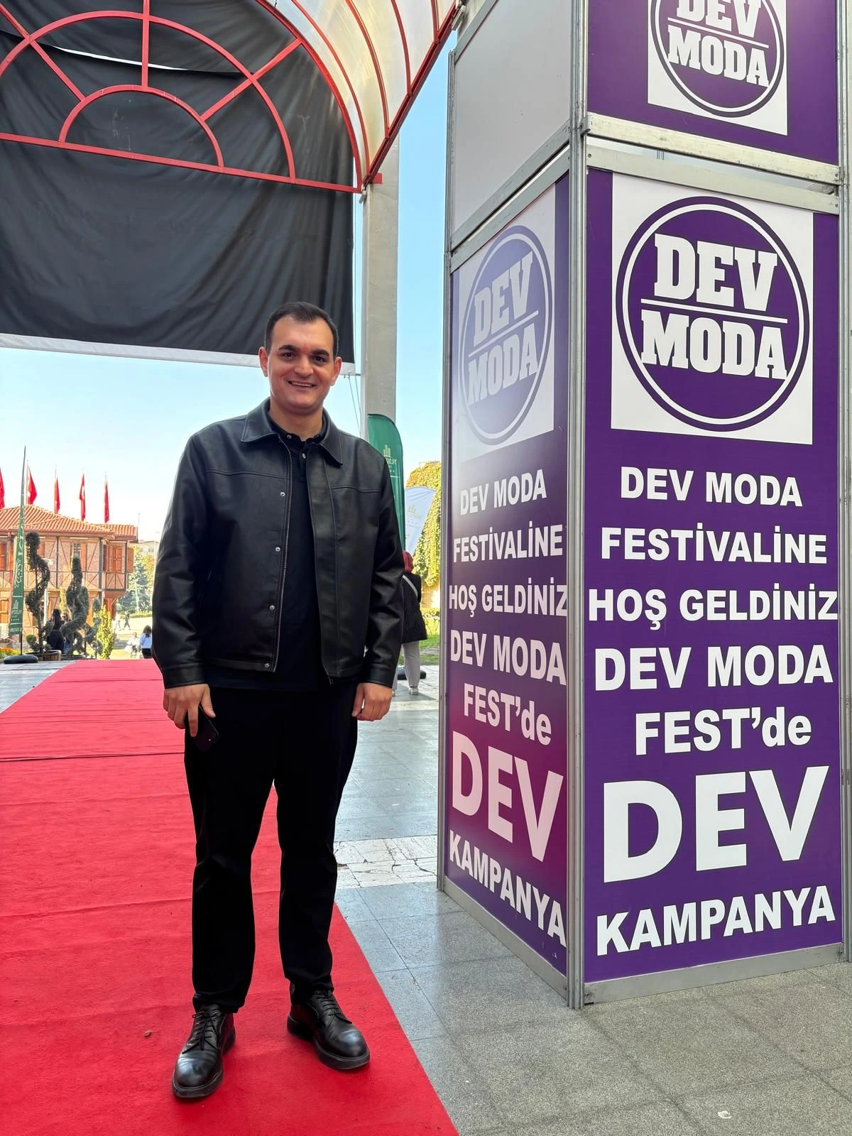 Dev Moda Festivali tabelasının yanında duran Ali Rıza Süleymanoğlu