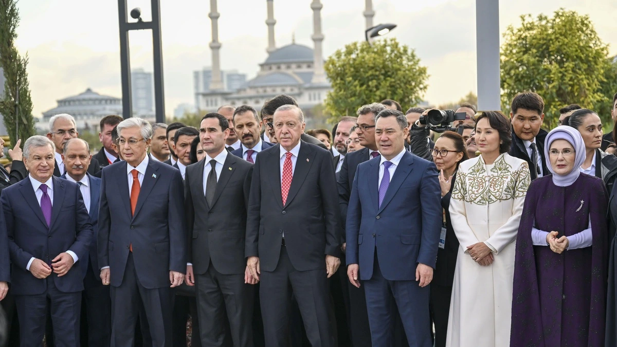 Türk ve Azerbaycanlı yetkililer, Cumhurbaşkanı Recep Tayyip Erdoğan’ın da bulunduğu bir grup halinde açık alanda