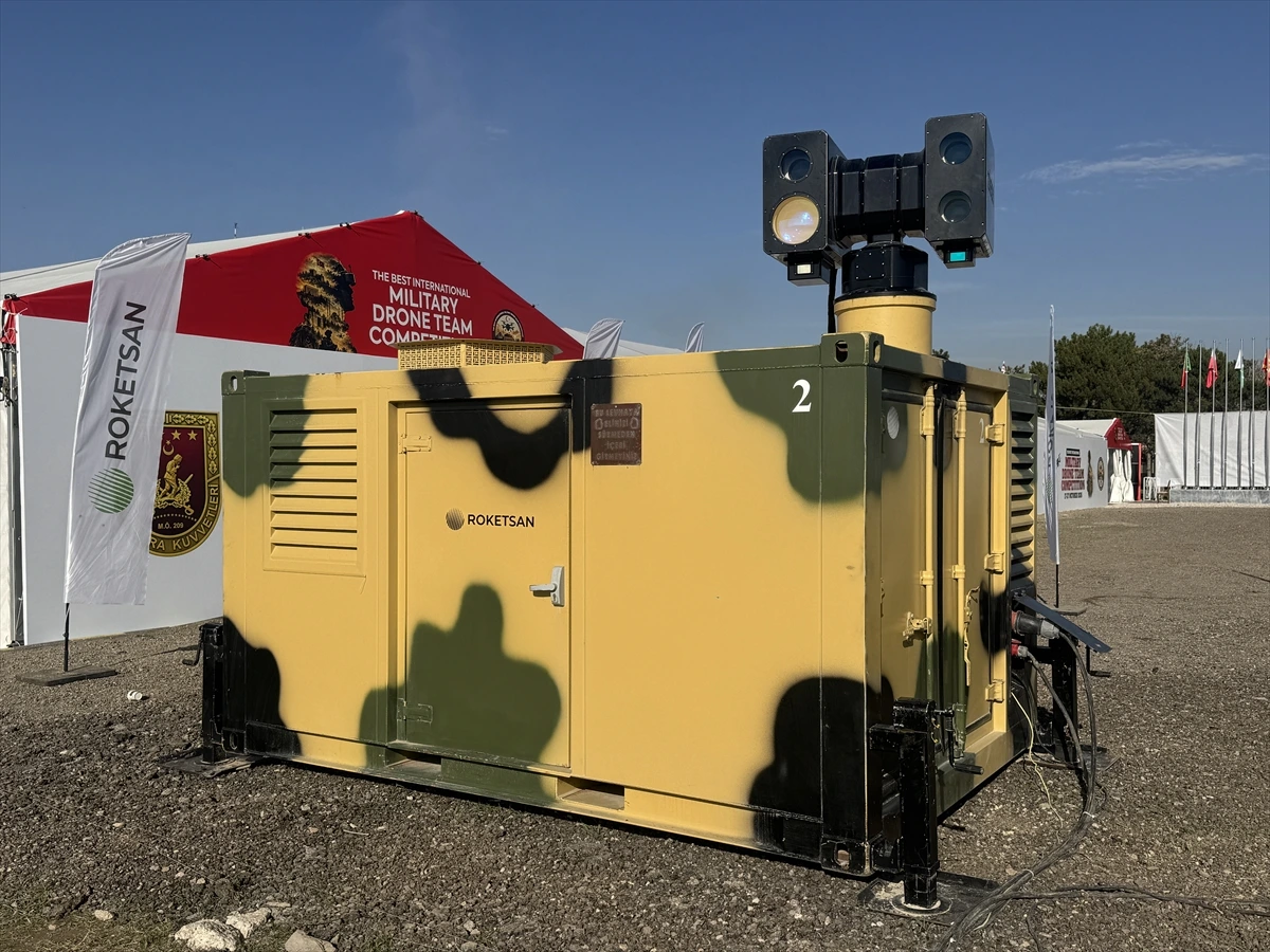 Üzerinde optik donanım bulunan kamuflaj desenli ALKA aracı