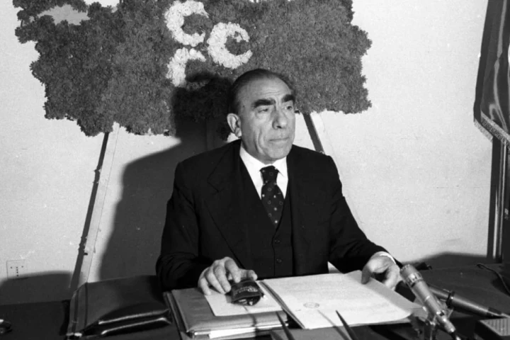 Alparslan Türkeş, masa başında otururken