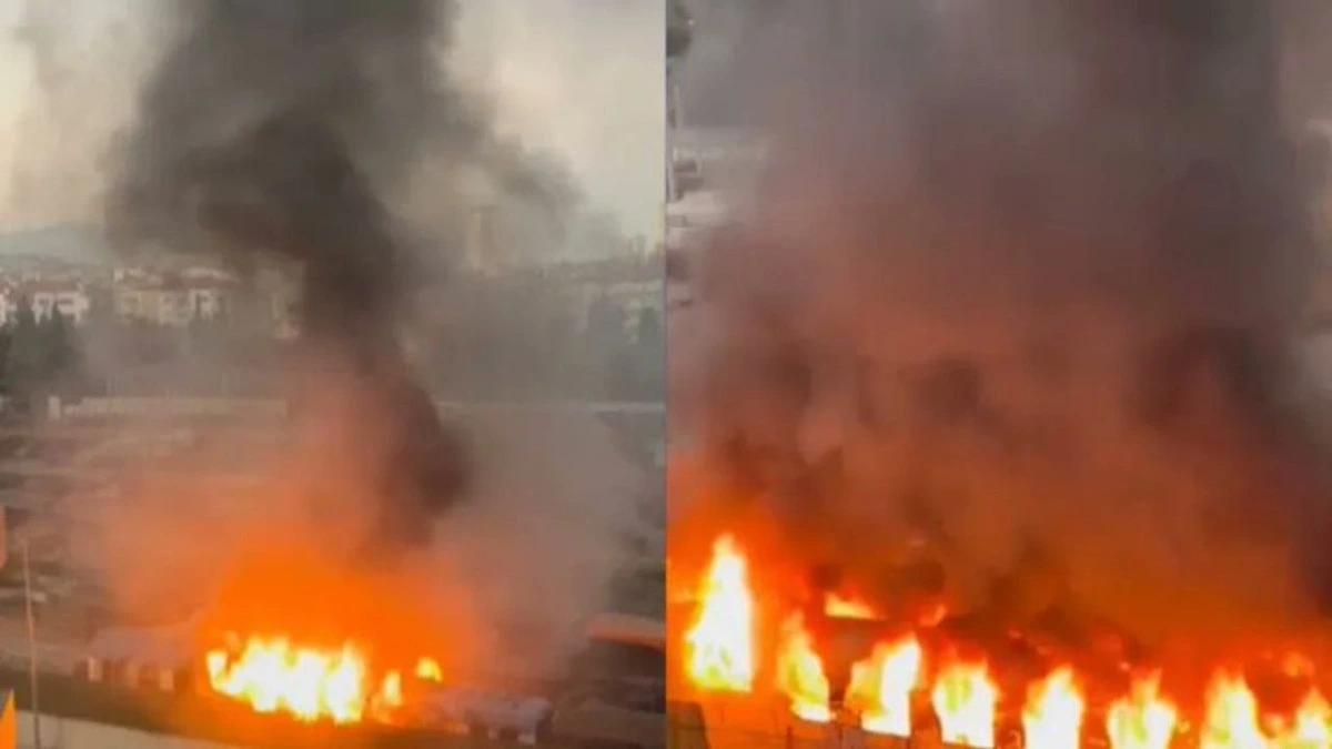 Alsancak’taki vagon yangınından yükselen yoğun duman ve alevler