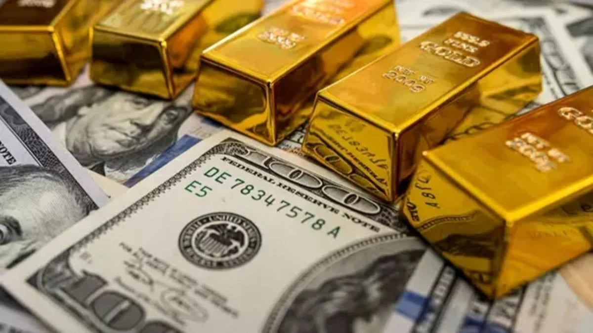Altın külçeleri ve Amerikan doları banknotları