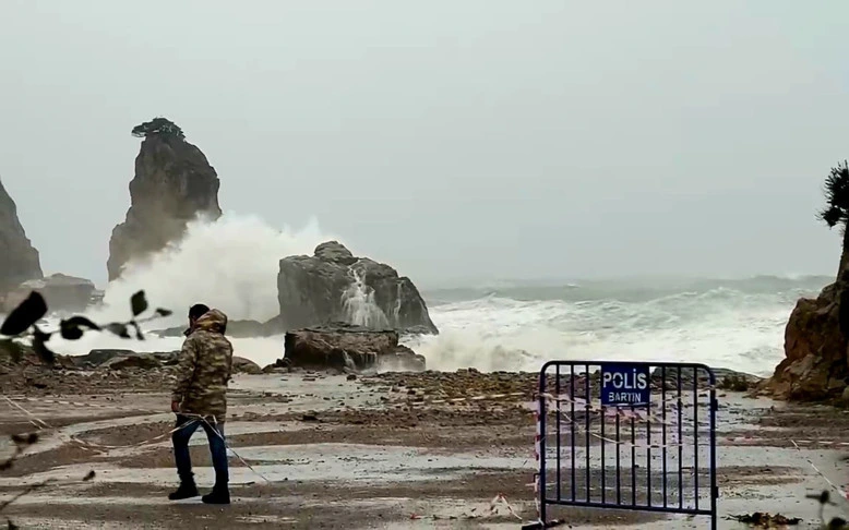 Amasra kıyısında kayalıklara çarpan büyük dalgalar