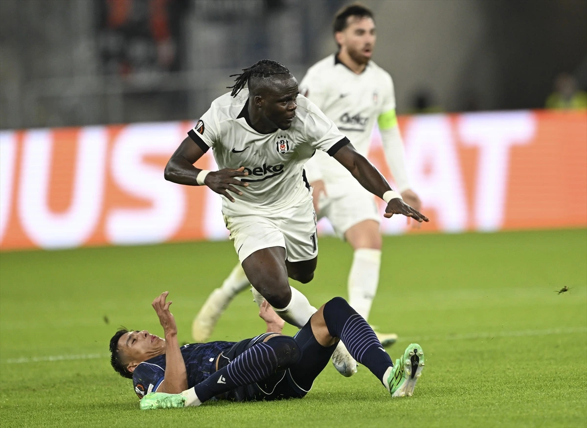 Beşiktaşlı futbolcu Amir Murillo, yerdeki rakibinin yanından ilerliyor