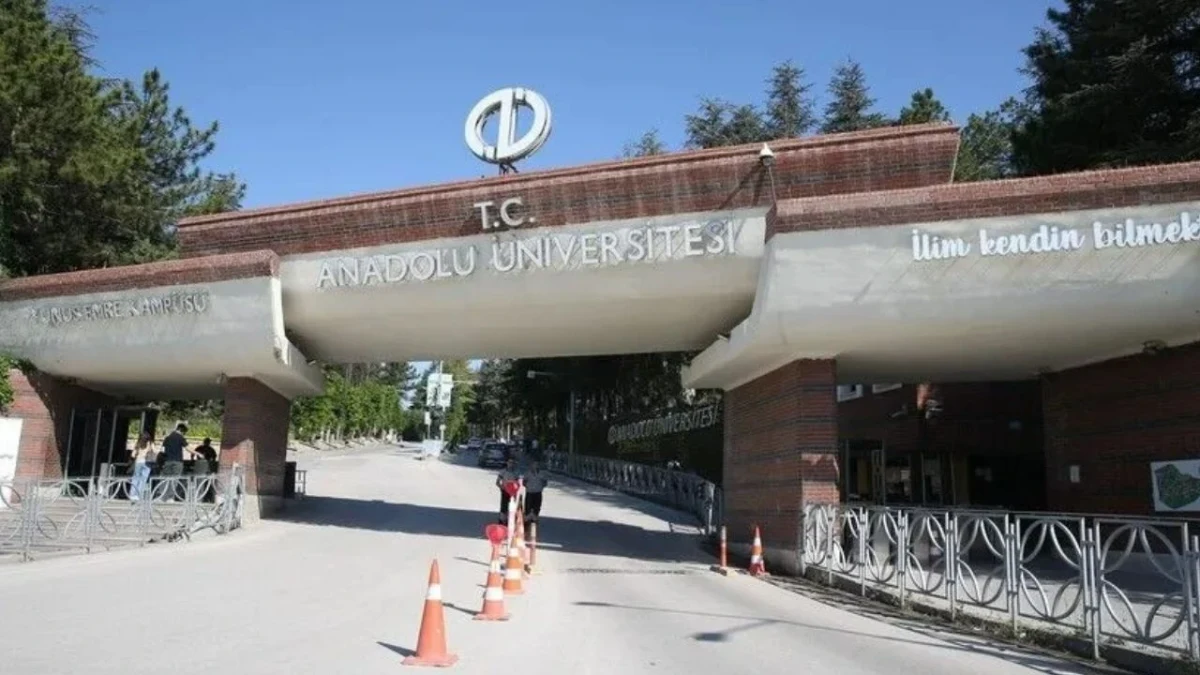 Anadolu Üniversitesi giriş kapısı