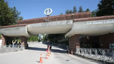 Anadolu Üniversitesi giriş kapısı