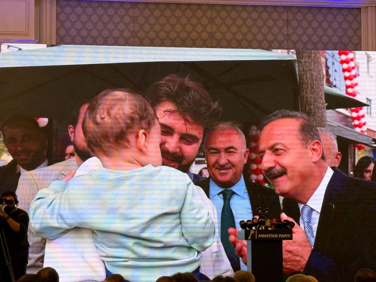 Anahtar Parti’nin Türkiye gezilerinden görüntülerin yer aldığı video gösterimi