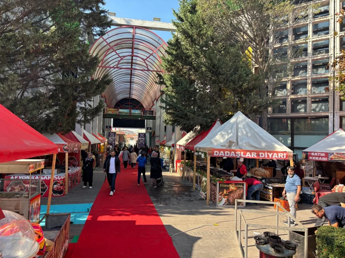 Festival alanında ziyaretçiler ve yöresel ürün stantları