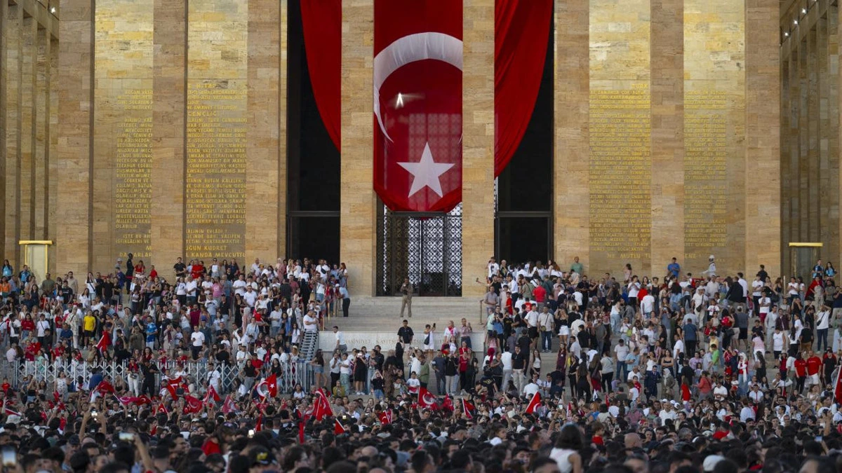Anıtkabir’de ziyaretçilerin bulunduğu tören alanı