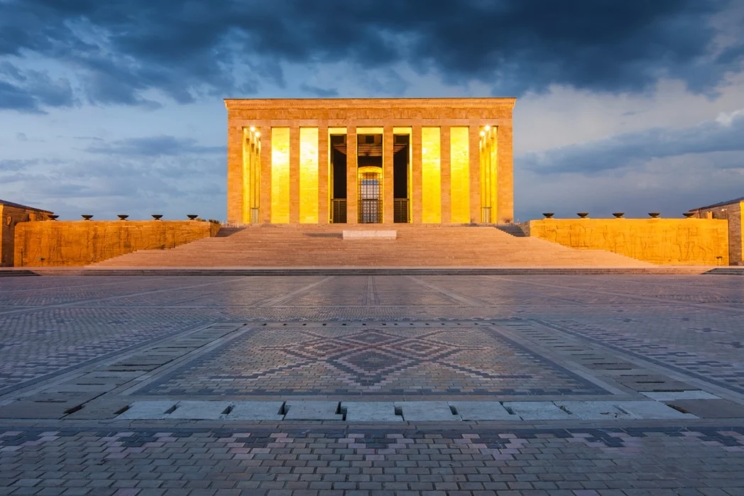 Anıtkabir’in aydınlatılmış sütunlu yapısı ve önündeki meydan