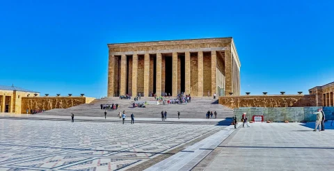 Anıtkabir’in sütunlu mozole yapısı, geniş merdivenleri ve önündeki Tören Meydanı