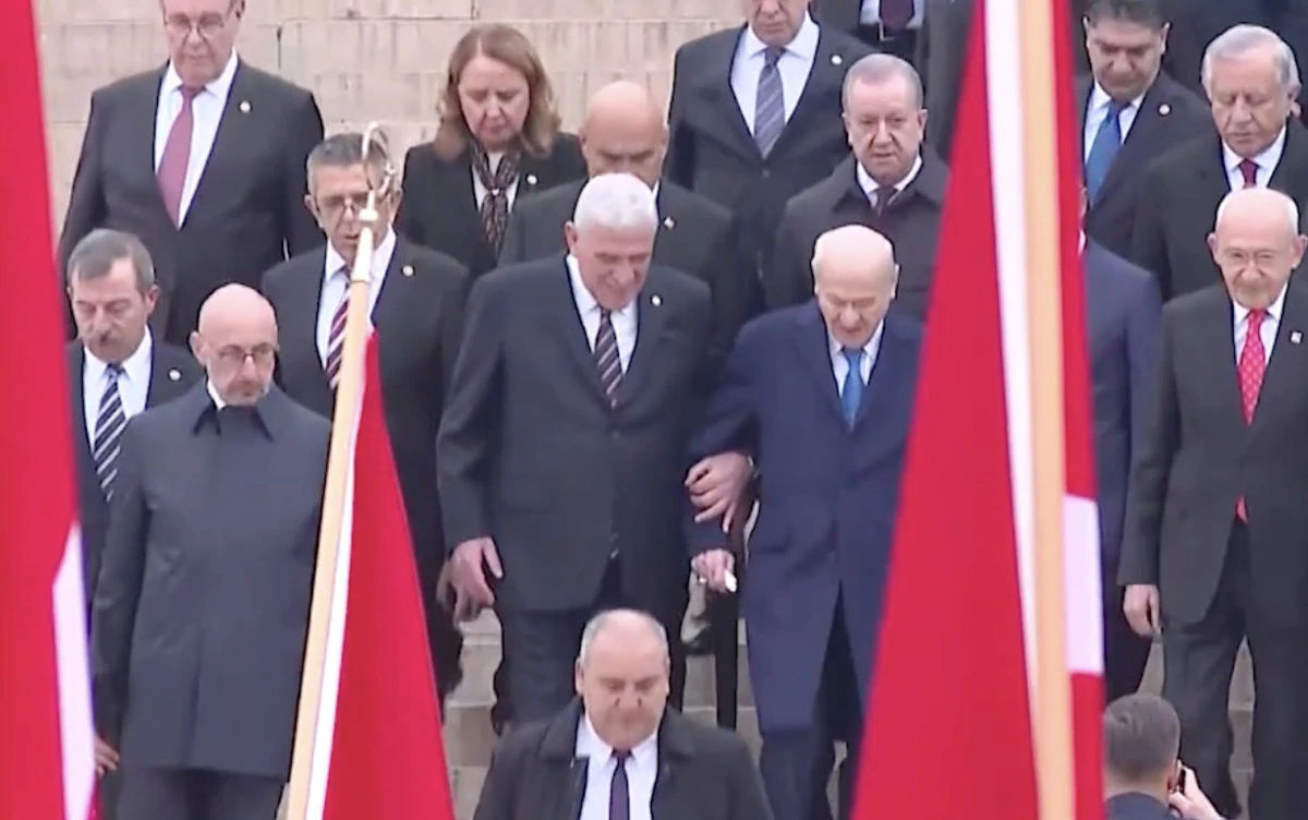 Devlet Bahçeli ve Müsavat Dervişoğlu Anıtkabir töreninin ardından merdivenlerden inerken