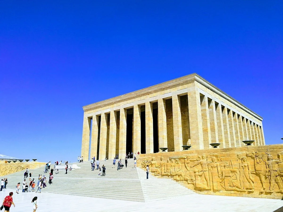 Anıtkabir’in sütunlu mozolesi ve önündeki geniş merdivenlerde ziyaretçiler
