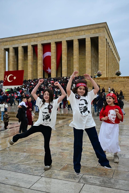Anıtkabir önünde dans ederek Cumhuriyet Bayramı’nı kutlayan çocuklar