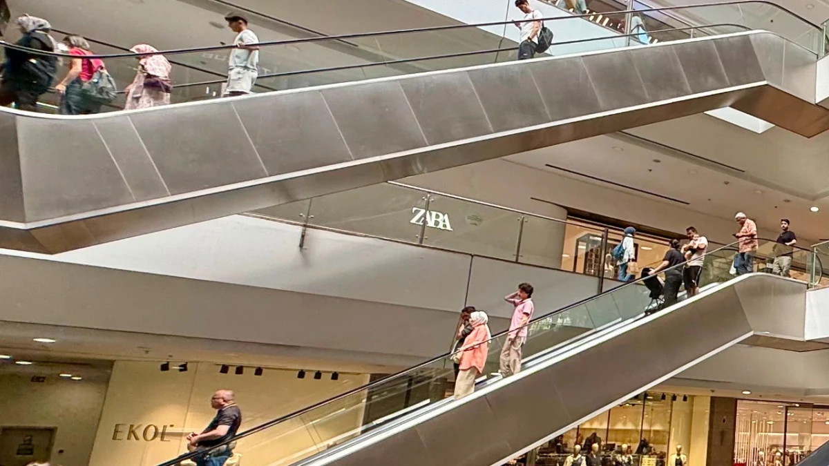 ANKAmall içinde yürüyen ziyaretçiler ve alışveriş merkezi mağazaları