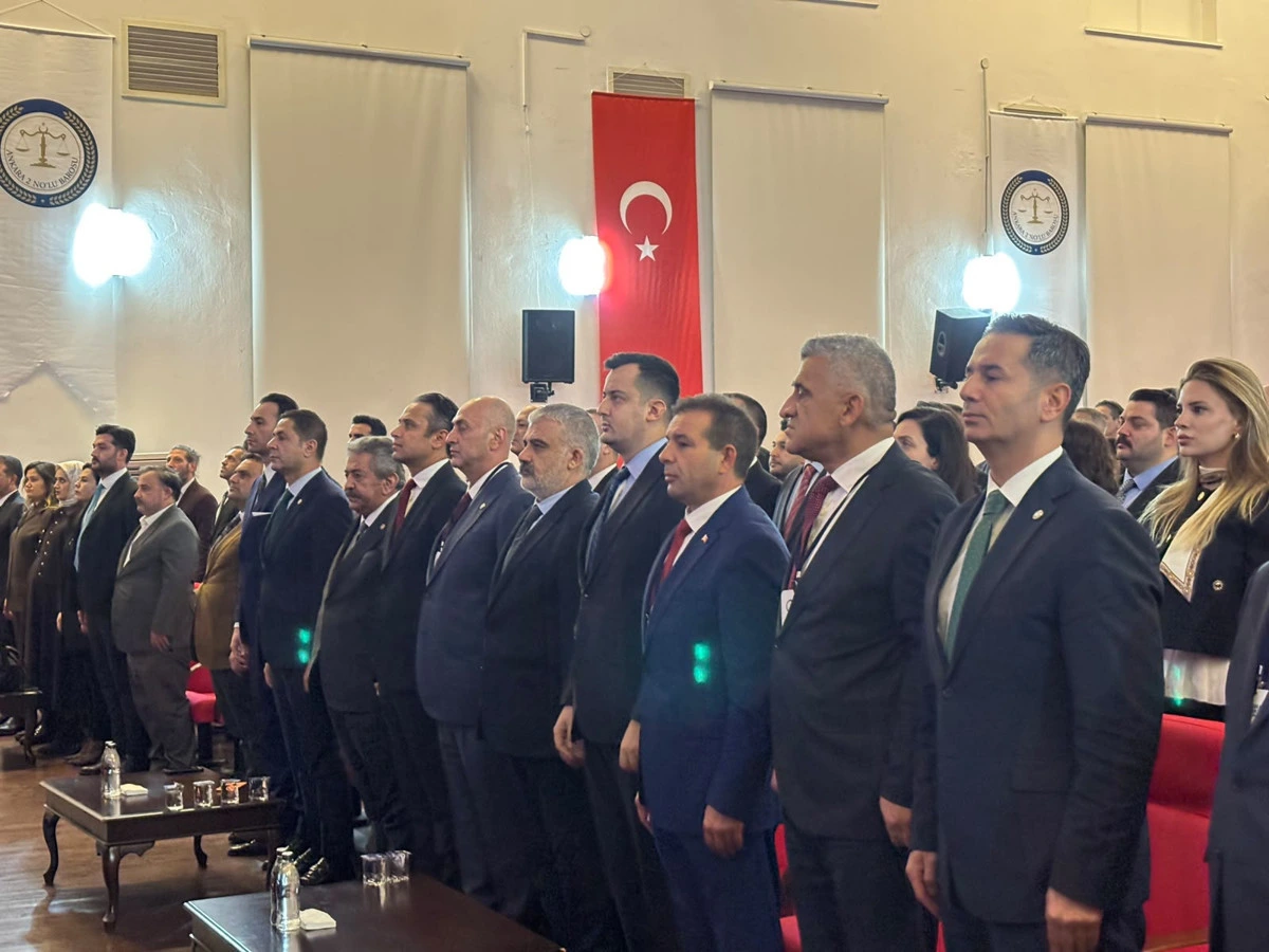 Ankara 2 No’lu Barosu genel kuruluna katılanlar salonda ayakta