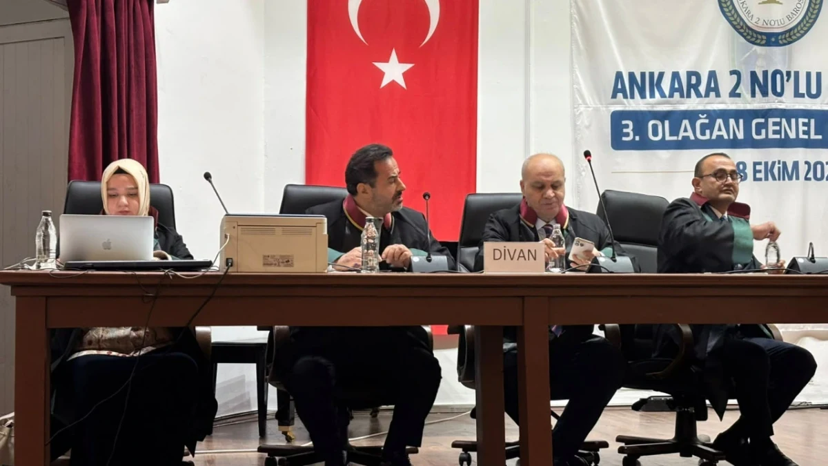 Ankara 2 No’lu Barosu’nun genel kurulunda divan üyeleri kürsüde