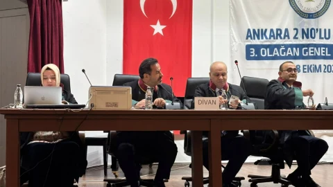 Ankara 2 No’lu Barosu’nun genel kurulunda divan üyeleri kürsüde
