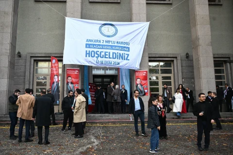 Ankara 2 No’lu Barosu 3. Olağan Genel Kurulu için binanın girişinde toplanan kişiler