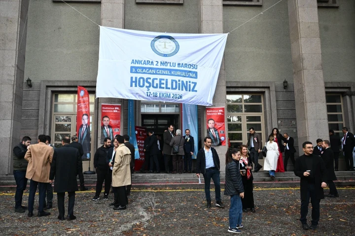 Ankara 2 No’lu Barosu 3. Olağan Genel Kurulu için binanın girişinde toplanan kişiler