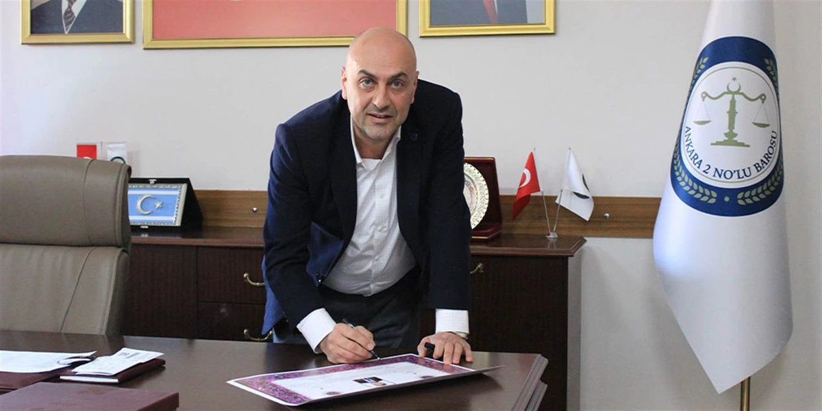 Ankara 2 No’lu Barosu Başkanı Gökhan Ağdemir makam odasında masanın yanında duruyor