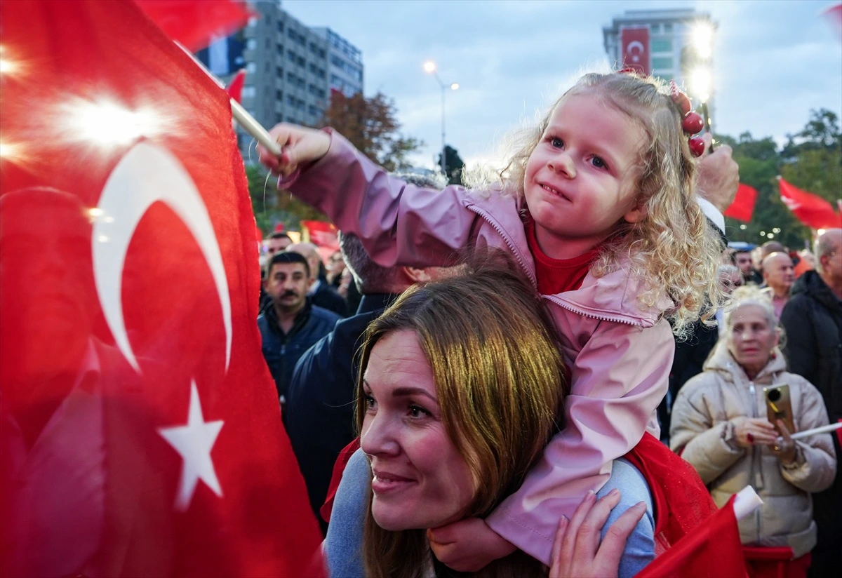 Ankara’daki 29 Ekim kutlamalarında bir çocuk Türk bayrağı sallıyor