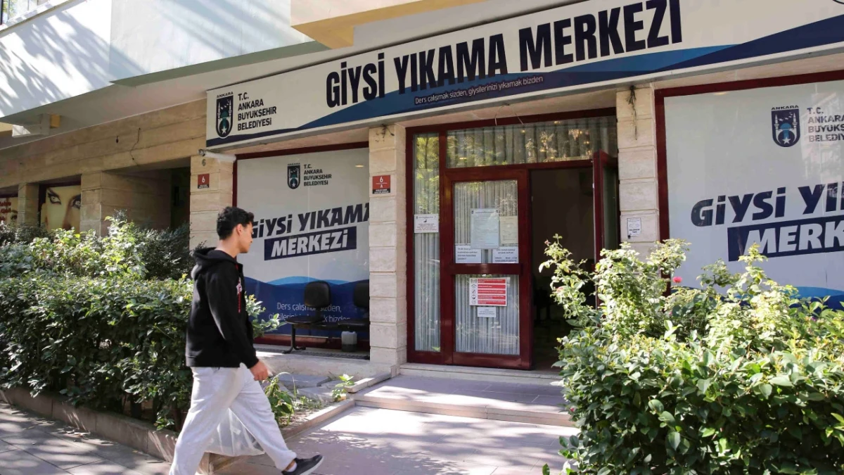 Ankara Büyükşehir Belediyesine ait giysi yıkama merkezinin girişi önünden geçen bir kişi