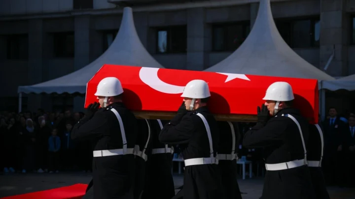 Türk bayrağına sarılı tabutu taşıyan askerler