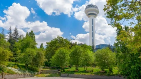 Ankara’da yeşil bir parkın arkasında yükselen Atakule