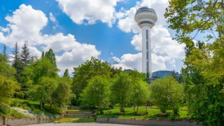 Ankara’da yeşil bir parkın arkasında yükselen Atakule